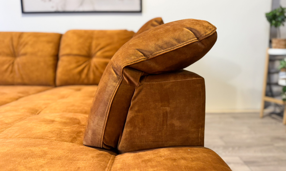 Sinepikollane mooduldiivani reguleeritav peatugi alumises asendis elutoas