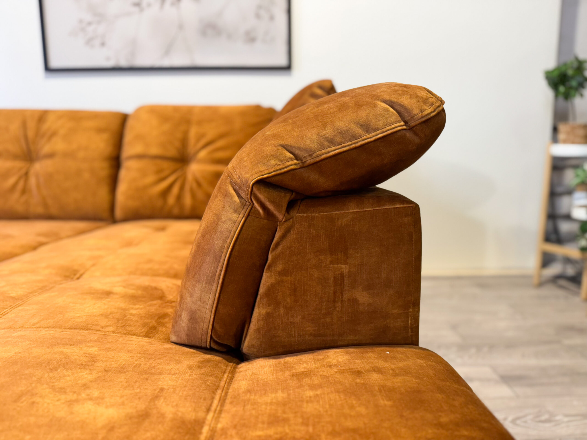 Sinepikollane mooduldiivani reguleeritav peatugi alumises asendis elutoas