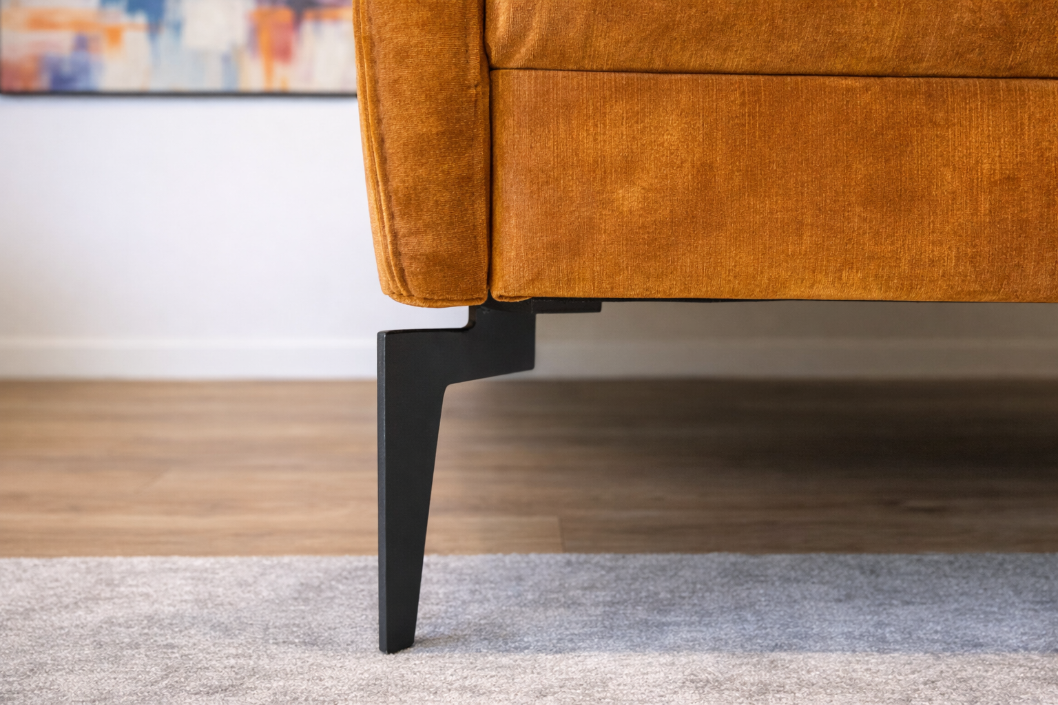 Metallist kõrge musta värvi mooduldiivani jalg lähivaatest