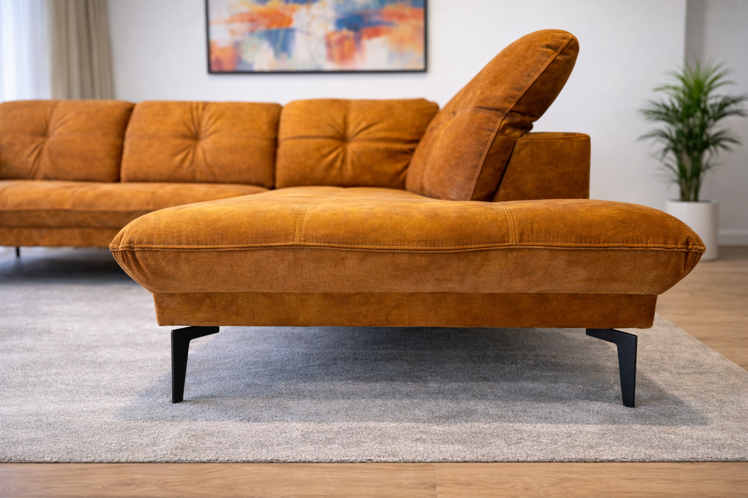 Sinepikollane mooduldiivani leboala kõrgetel jalgadel eestvaates