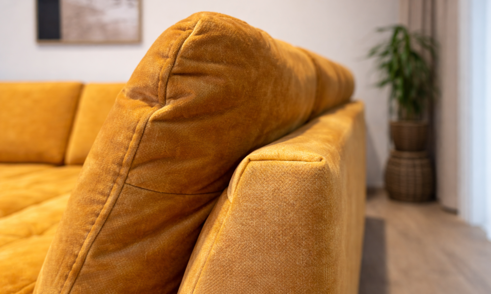 Kollane nurgadiivanvoodi pehme seljatoepadi