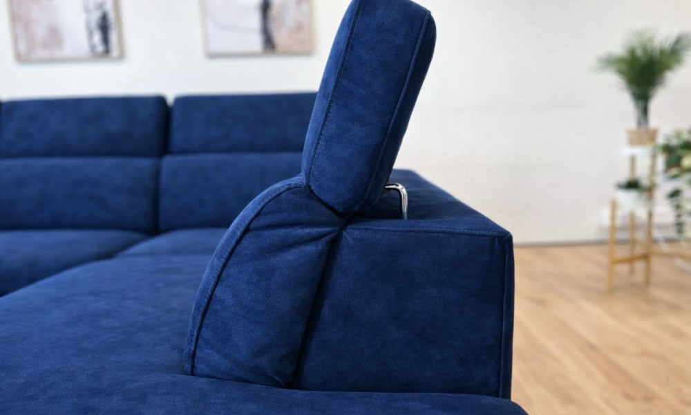 Tumesinine nurgadiivanvoodi rühti toetav peatugi üles reguleeritud