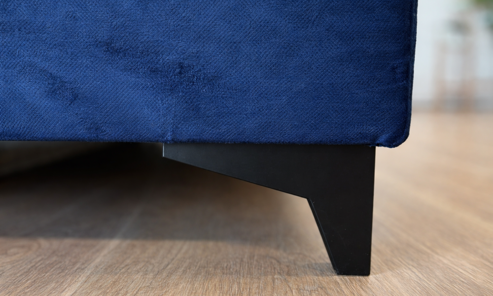 Nurgadiivanvoodi kõrge ja elegantne puidust musta värvi jalg