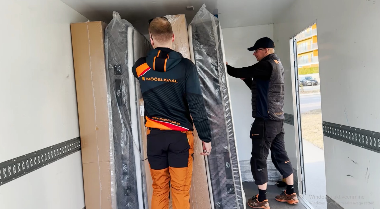 Mööblisaali diivani või voodi transport ja paigaldus ja vana mööbli utiliseerimine kliendi kodus – täisteenus algusest lõpuni