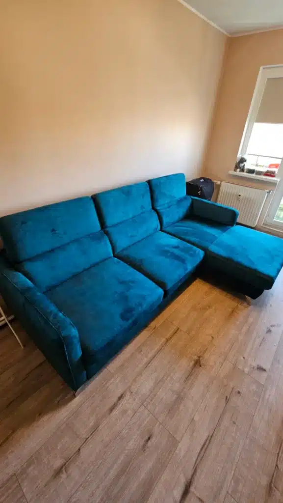 Mööblisaali diivan paigaldatuna kliendi kodus – täisteenus koos transpordi ja paigaldusega ja vana diivani utiliseerimisega.