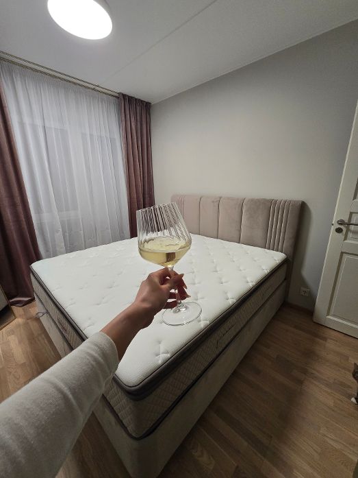 Mööblisaali voodi paigaldatuna kliendi kodus – täisteenus koos transpordi ja paigaldusega ja vana voodi utiliseerimisega.